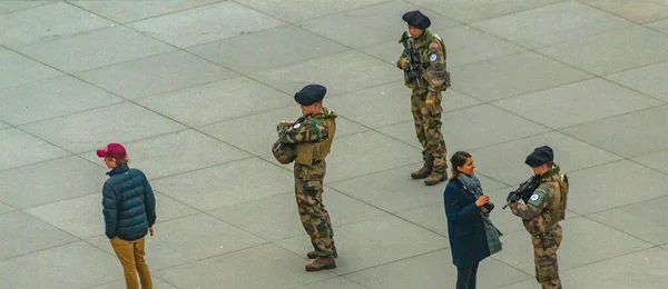 Στρατιώτες Και Τουρίστες Στο Cour Carre Αυλή Λούβρο Παρίσι Γαλλία — Φωτογραφία Αρχείου