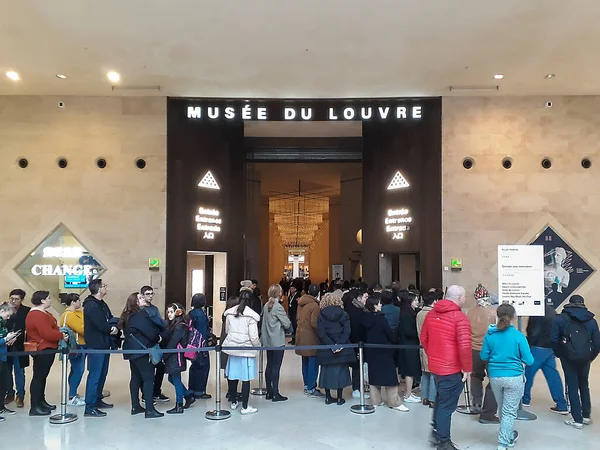 フランス 2022年1月 ルーブル美術館 フランスに入るのを待っている人々 — ストック写真