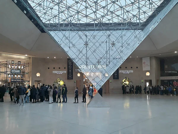 Paris Francja Styczeń 2022 Ludzie Czekający Wejście Muzeum Luwrze Paryż — Zdjęcie stockowe