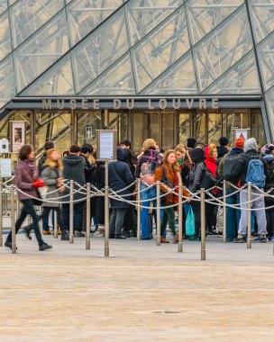 PARIS, FRANCE, HAZİRAN - 2022 Louvre Müzesi binasına girmek için bekleyen insanlar, Paris, Fransa