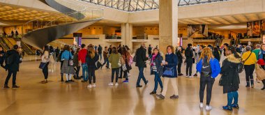 PARIS, FRANCE, HAZİRAN - 2022 Louvre Müzesi binasının modern iç manzarası, Paris, Fransa