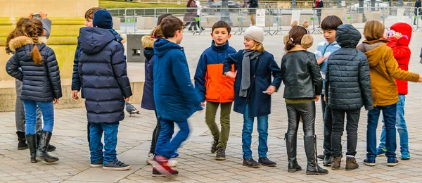 2022年1月 排队等待进入卢浮宫博物馆大楼的孩子们 — 图库照片