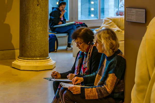 París Francia Enero 2020 Mujeres Mayores Dibujando Escultura Museo — Foto de Stock