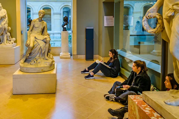 Paříž Francie January 2020 Teen Women Art Students Sitting Floor — Stock fotografie