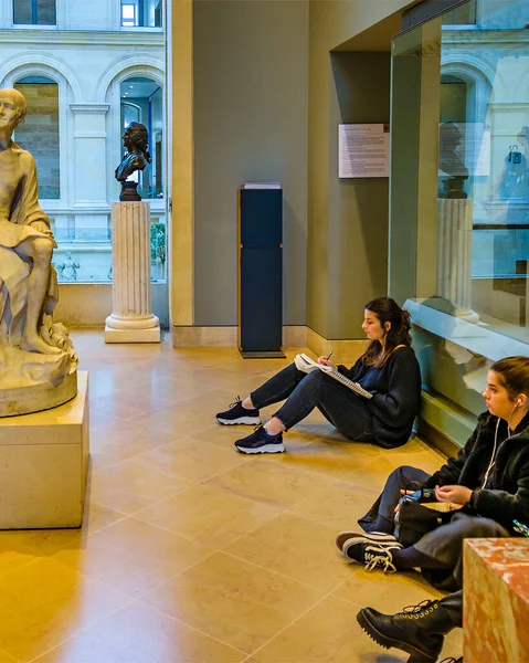 フランス 2020 10代の女性美術学生が美術館で床のスケッチ彫刻に座って — ストック写真