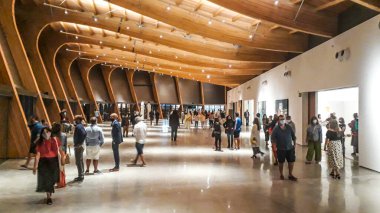 MALDONADO, URUGUAY, HAZİRAN - 2022 Çağdaş Sanat Müzesi 'nin açılışında kalabalık, maldonado, uruguay