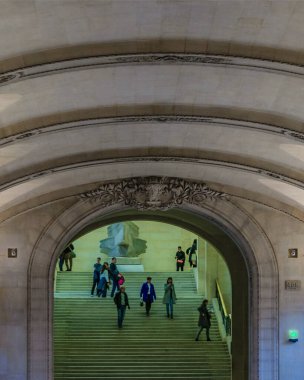 PARIS, FRANCE, HAZİRAN - 2022 Louvre galerilerinden birinde, Paris, Fransa 'da iç mekan kalabalığı