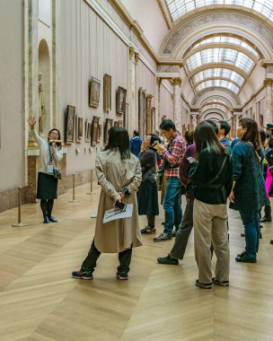 PARIS, FRANCE, HAZİRAN - 2022 Louvre galerilerinden birinde, Paris, Fransa 'da iç mekan kalabalığı