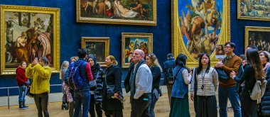 PARIS, FRANCE, HAZİRAN - 2022 Louvre galerilerinden birinde, Paris, Fransa 'da iç mekan kalabalığı