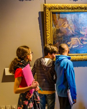 PARIS, FRANCE, HAZİRAN - 2022 Louvre galerilerinden birinde, Paris, Fransa 'da iç mekan kalabalığı