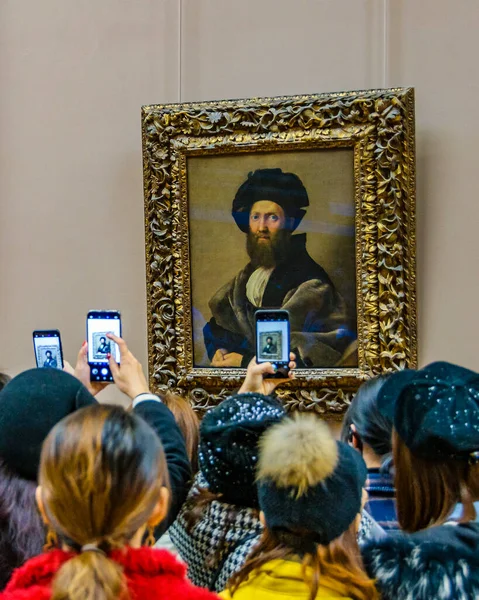 2022年1月 人们在博物馆 法国对着名画拍照 — 图库照片