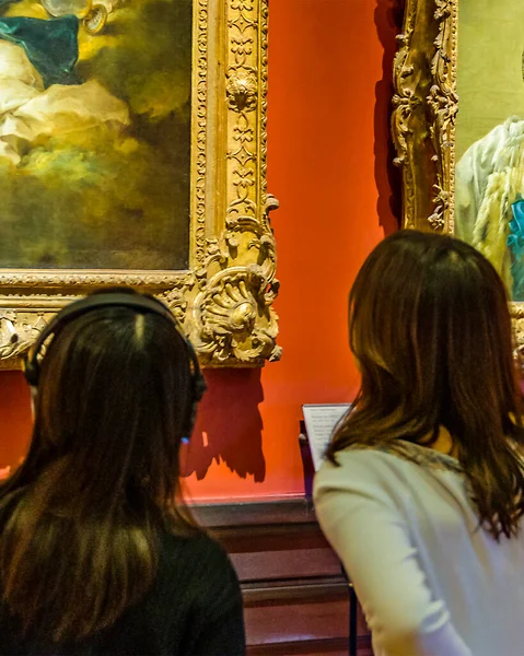 Paris France January 2022 Interior Scene Women Couple Watching Paint — Stock Photo, Image