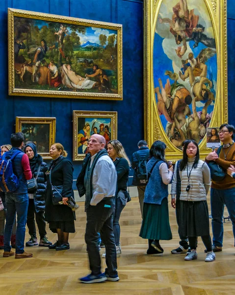 2022年1月 在法国 卢浮宫的室内人群 — 图库照片