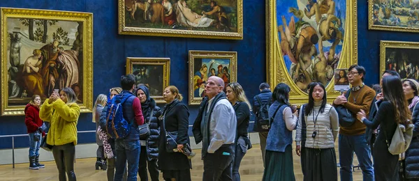 Párizs Franciaország Január 2022 Interior Scene Crowd One Louvre Gallery — Stock Fotó