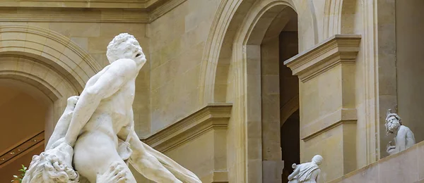 博物館でライオンギリシャ彫刻と戦う有名なヘラクレス — ストック写真