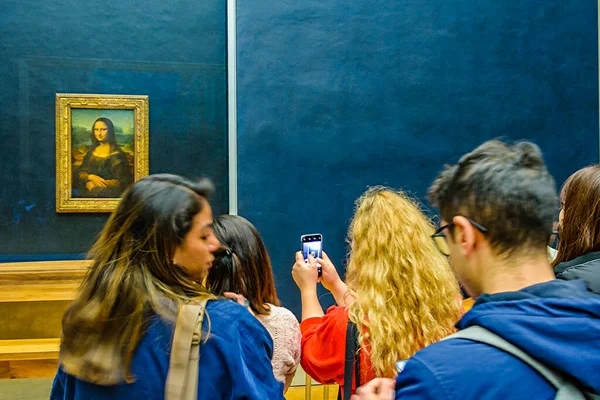 Paris Frankreich Januar 2020 Menschenmenge Sieht Berühmte Joconda Meisterwerk Malen — Stockfoto