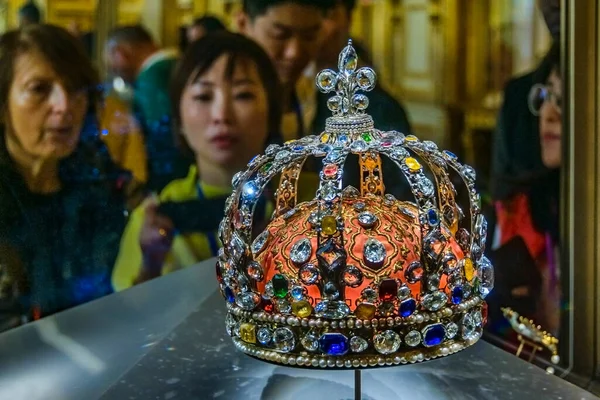 París Francia Enero 2022 Gente Observando Corona Real Expuesta Museo — Foto de Stock