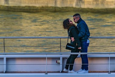 PARIS, FRANCE, HAZİRAN - 2020 - Sena Nehri, Paris, Fransa 'da teknede öpüşen yetişkin bir çift