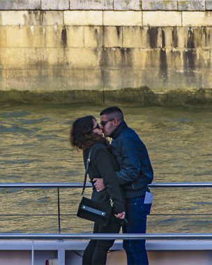 PARIS, FRANCE, HAZİRAN - 2020 - Sena Nehri, Paris, Fransa 'da teknede öpüşen yetişkin bir çift