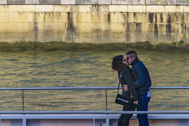 PARIS, FRANCE, HAZİRAN - 2020 - Sena Nehri, Paris, Fransa 'da teknede öpüşen yetişkin bir çift