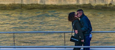 PARIS, FRANCE, HAZİRAN - 2020 - Sena Nehri, Paris, Fransa 'da teknede öpüşen yetişkin bir çift
