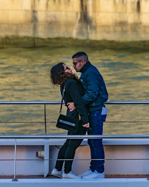 PARIS, FRANCE, HAZİRAN - 2020 - Sena Nehri, Paris, Fransa 'da teknede öpüşen yetişkin bir çift