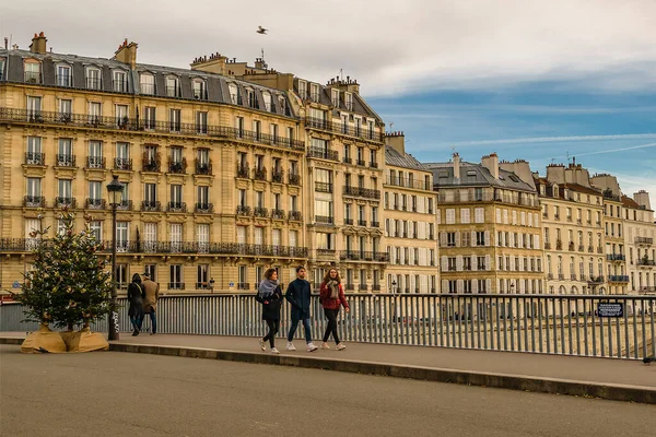 フランス 2020年1月 川を渡る人 川の橋 フランス — ストック写真