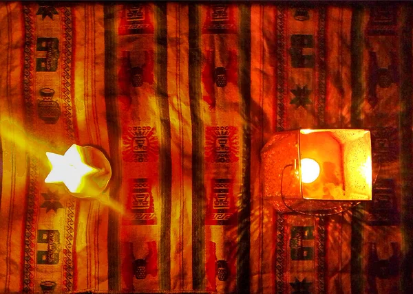 石の背景にガラス瓶の中の暖かい夜のシーントップビューキャンドルライト — ストック写真