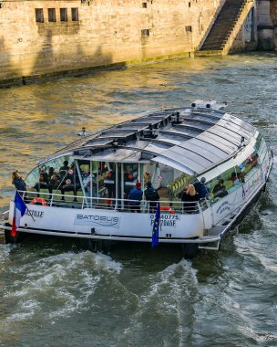 PARIS, FRANCE, HAZİRAN - 2020 - Sena Nehri, Paris, Fransa 'yı geçen kalabalık turistik feribot