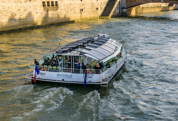 París Francia Enero 2020 Transbordador Turístico Abarrotado Que Cruza Río —  Fotos de Stock