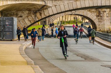 PARIS, FRANCE, HAZİRAN - 2020 - Sena Boardwalk, Paris, Fransa