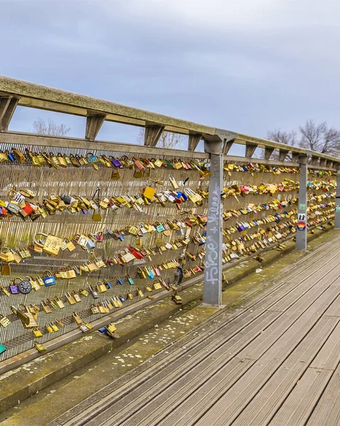 著名的艺术桥 有许多铁丝锁 — 图库照片