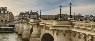 Sena Nehri, Paris, Fransa üzerindeki kış günü sahnesi köprüsü