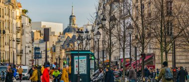 PARIS, FRANCE, HAZİRAN - 2020 Paris, Fransa 'nın tarihi merkezinde Urban Day Caddesi