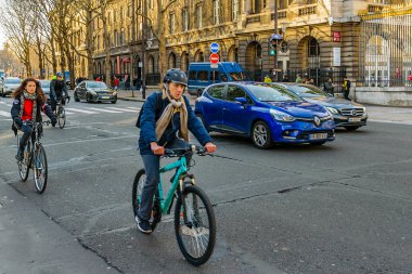PARIS, FRANCE, HAZİRAN - 2020 Paris, Fransa 'nın tarihi merkezinde Urban Day Caddesi