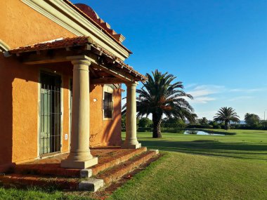 Montevideo, Uruguay 'daki golf kulübü sahasında kırsal bir yapı.
