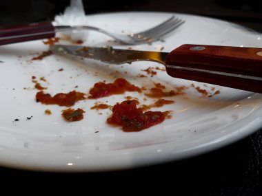 Beyaz kir tabakasında domates parçaları yüksek kontrastlı fotoğraf