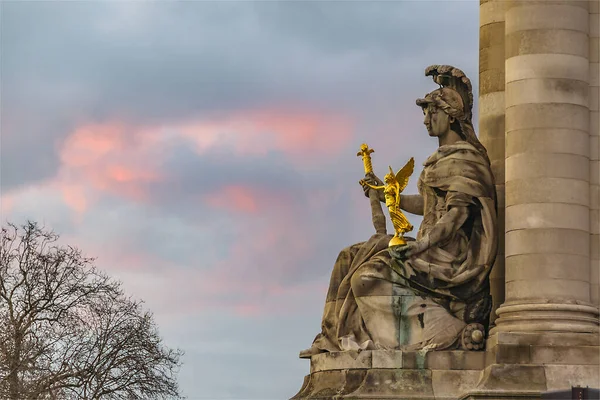 Скульптура France Louis Xiv Моста Александра Iii Paris France — стоковое фото