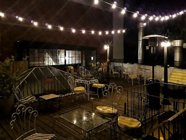 Gece sahnesi boş, köy restoranının çatısında.