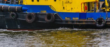 MONTEVIDEO, URUGUAY, OCTOBER - 2021 Nehirde yelken açan römorkör müfrezesi, Montevideo, uruguay