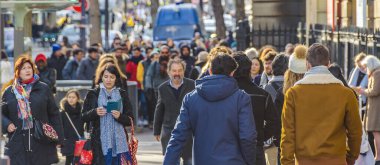 PARIS, FRANCE, HAZİRAN - 2020 - Paris, Fransa caddesinde yürüyen şehirli kalabalık