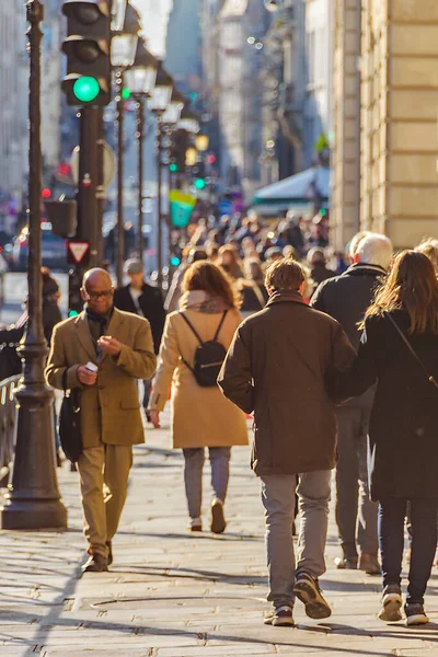 Paris Frankrike Januari 2020 Långskott Urban Scen Folkmassa Promenader Gatan — Stockfoto