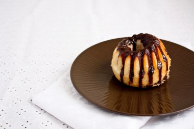 çörek çikolata sos ile