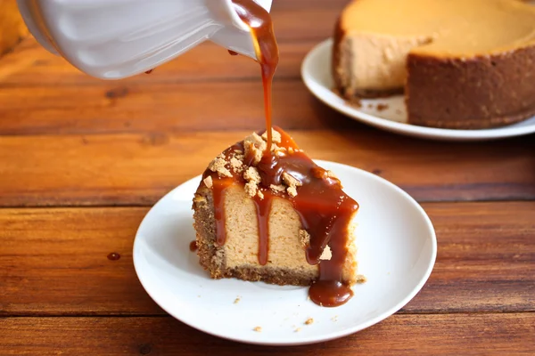 Bolo de queijo de abóbora com molho de caramelo — Fotografia de Stock