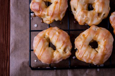 elma donuts karamel sosu ile