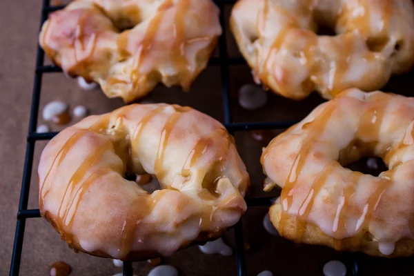 Apple donuts met karamel saus — Stockfoto
