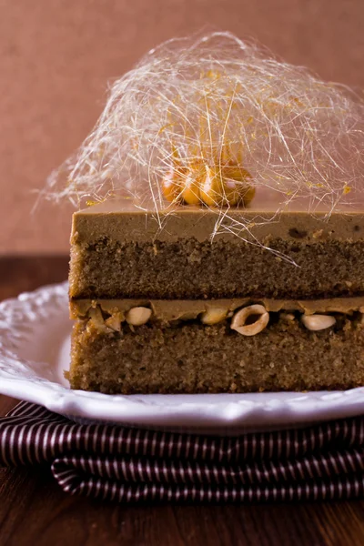 Gâteau au caramel au café aux noisettes — Photo