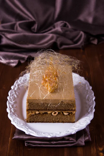 Gâteau au caramel au café aux noisettes — Photo