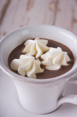 Krem şantili sıcak çikolata