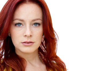 Beyaz arka planı mutlu seyir güzel bir genç kadının portresi